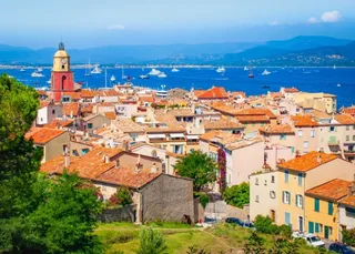 Puzzle La Vieille Ville de St Tropez - 500 à 999 pièces van Bluebird Puzzle – doos 1 van 2