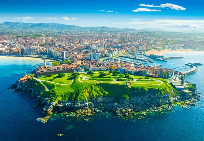 Puzzle Vue de Gijón - Les Asturies, Espagne - 1000 pièces von Bluebird Puzzle – Schachtel 1 von 2