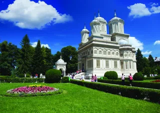 Puzzle Curtea de Arges Monastery - Roumanie - 1000 pièces de DToys – boîte 1 sur 2