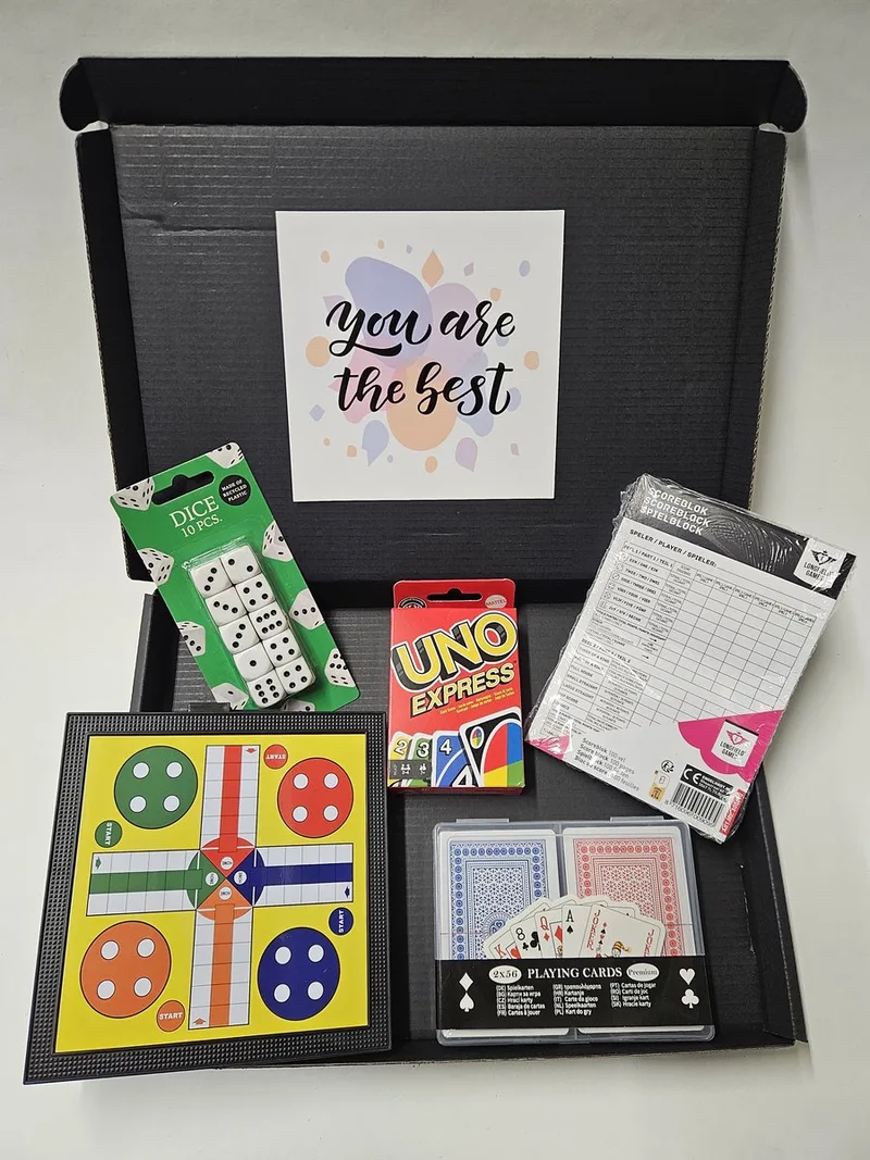 Spellen Cadeau Pakket - 8 populaire spellen in 1 brievenbusdoos met speciale wenskaart met persoonlijke (video) boodschap von Mattel Games – Schachtel