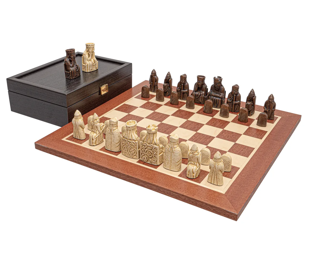 De Regency Isle of Lewis middelgrote mahonie schaakset van Regency Chess – doos