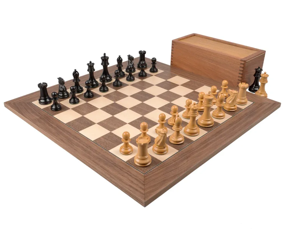 Reproductie uit 1890 van een Staunton-schaakset van ebbenhout en notenhout - luxe van Regency Chess – doos