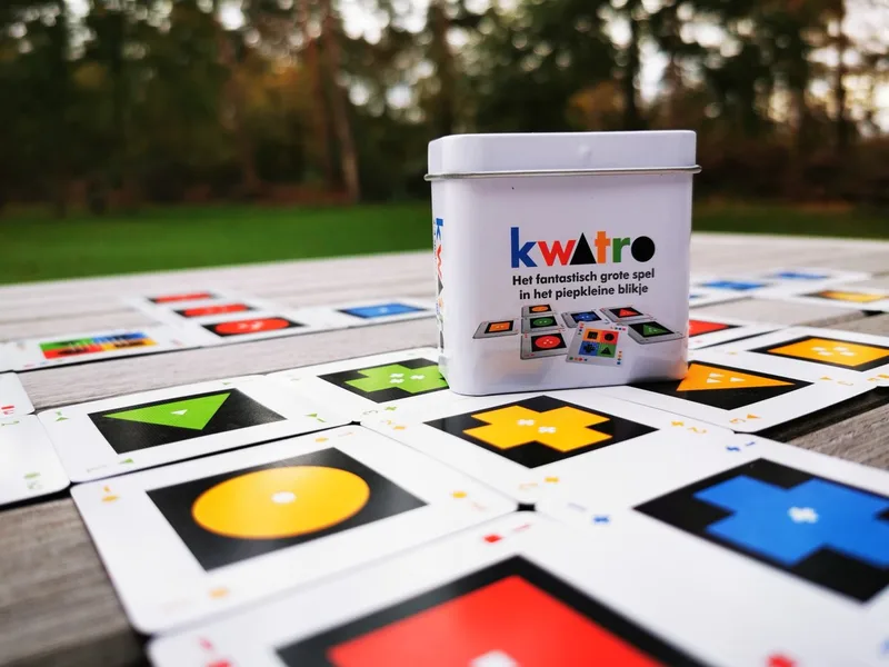 Kwatro - Kaartspel - 2 tot 4 spelers - Handig meeneemblikje - Vanaf 8 jaar - Leuk cadeautje från White Goblin Games – kartong